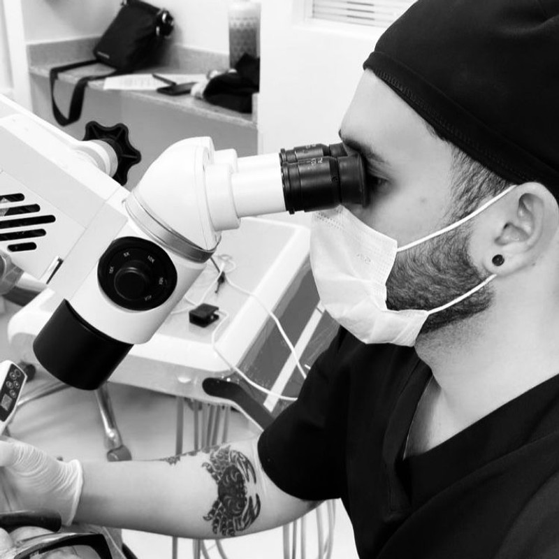 Dr. Gabriel Riccio realizando procedimento com microscópio operatório