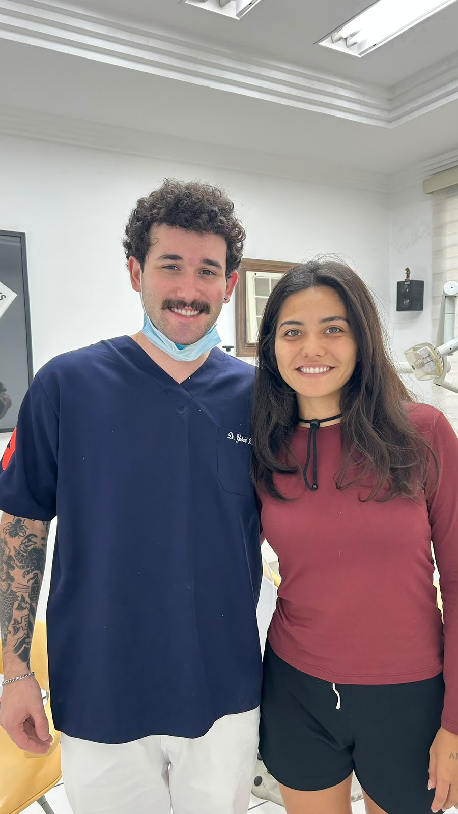 Dr. Gabriel Riccio com paciente no consultório
