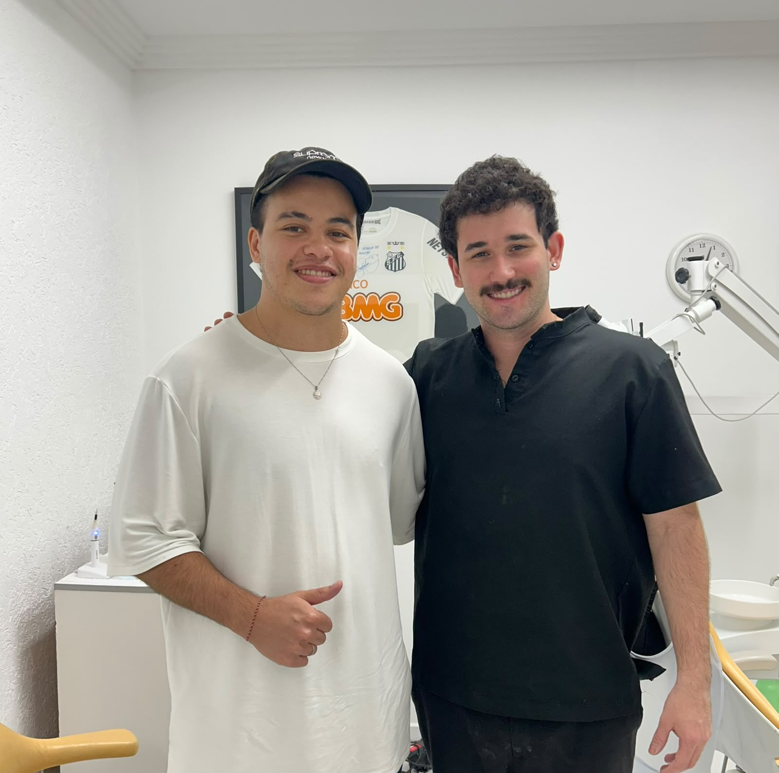 Dr. Gabriel Riccio com paciente no consultório