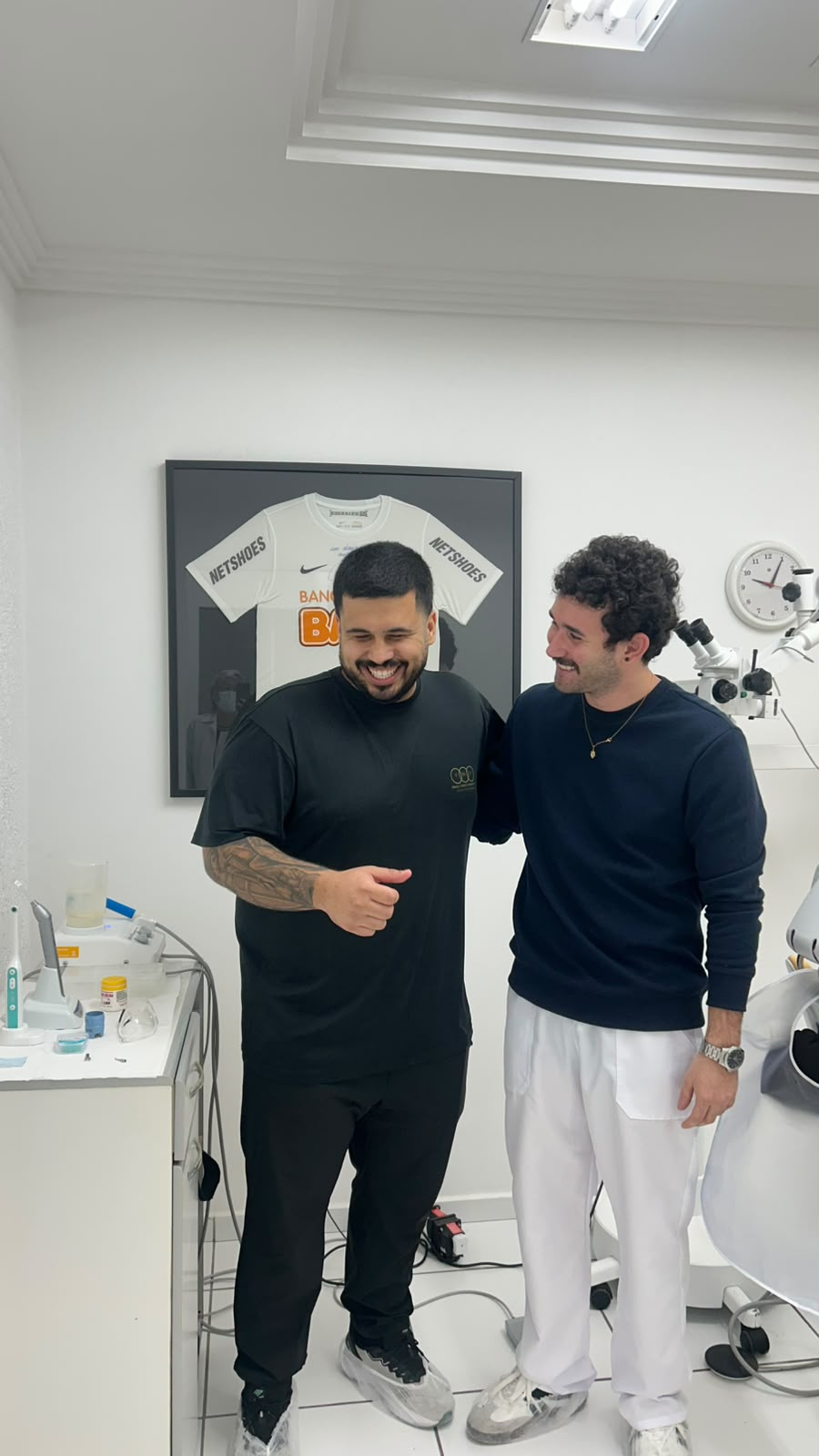 Dr. Gabriel Riccio com paciente no consultório
